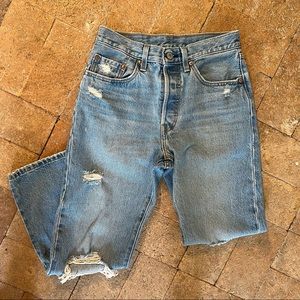 LEVIS 501 DISTRESSED JEANS 26